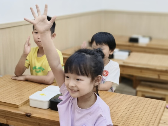在歡樂的課堂里，孩子們沉浸在愉悅的氛圍中，享受著每一次的探索與學習~_副本.jpg