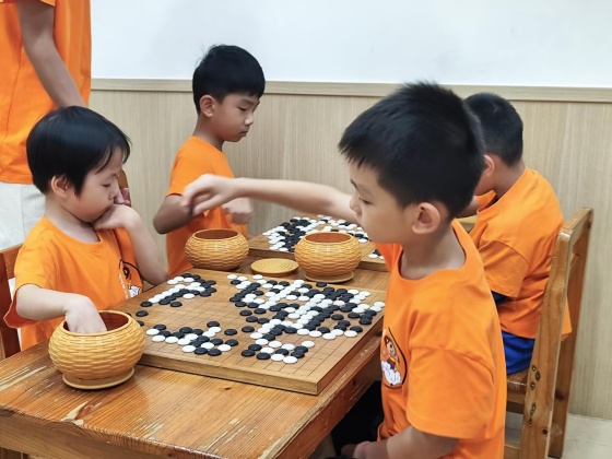 在棋盤上，執(zhí)掌風(fēng)云變化的小棋手_副本.jpg
