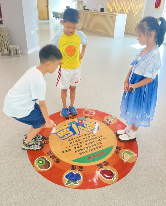 周日基礎班課間活動，孩子們最喜歡玩的蘿卜蹲游戲_副本.jpg